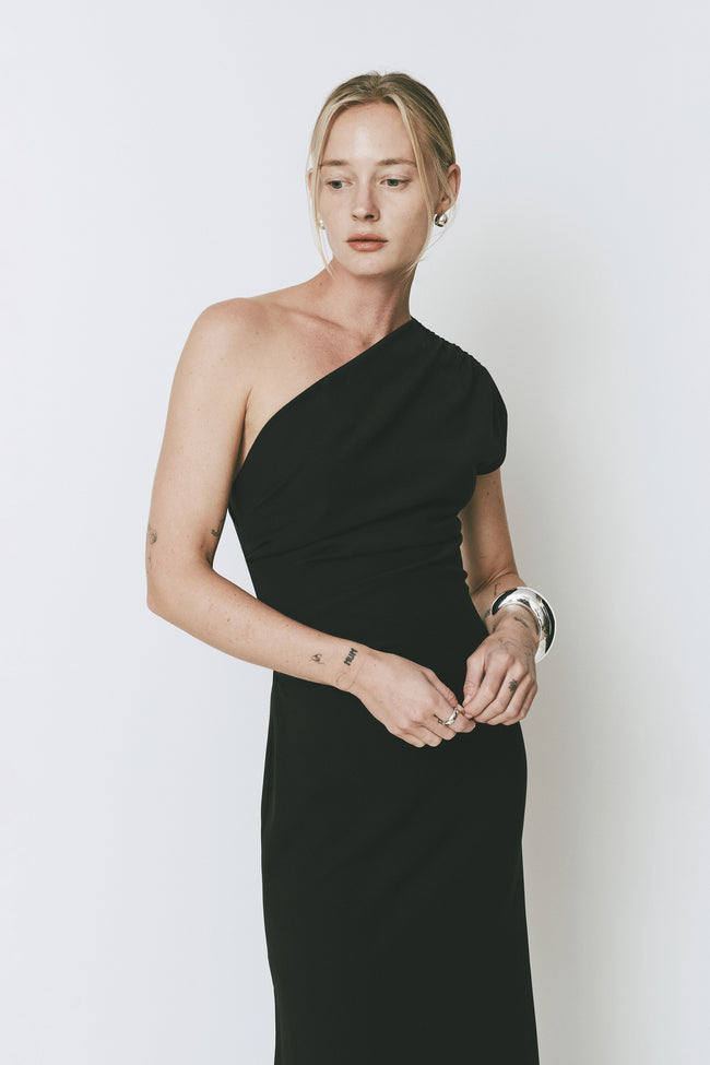Palais Dress in black, one-shoulder midi dress with a ruched top detail