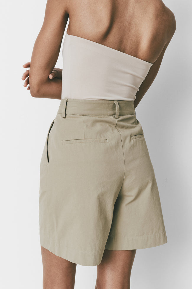 Alain Shorts in neutral beige. Mid-thigh length shorts with belt loops and structured shape, perfect for a modern look.