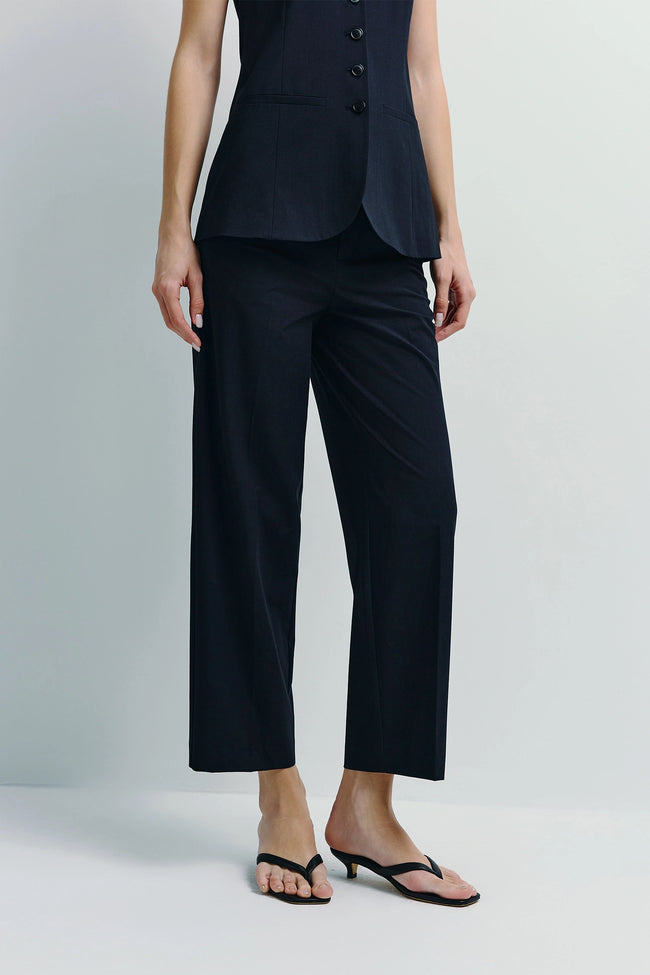 Donette Cropped Wide Leg Pant in black. Wide-leg pants with a relaxed look
