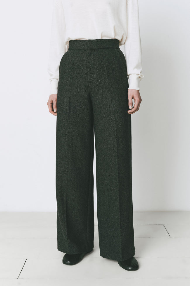 Concorde Herringbone Pant in Dark Green. Wool-blend, straight-leg pant with classic herringbone weave.