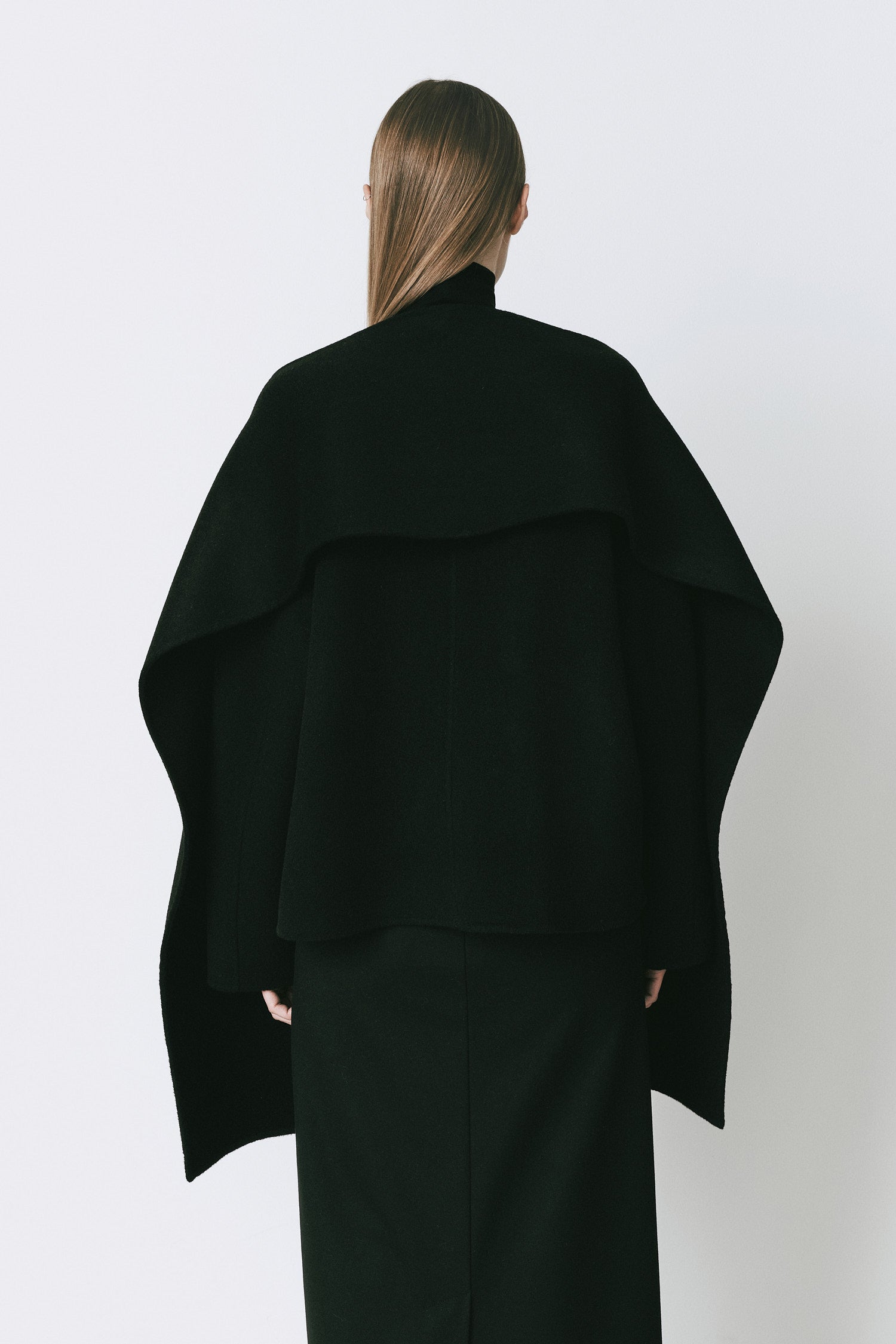 Rue Sophie Jardin black wool cashmere jacket, detachable scarf detail, woman from the back.