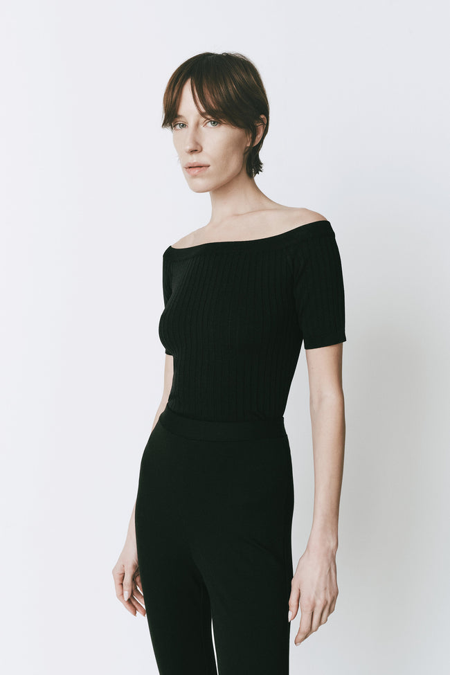 Black off-shoulder viscose-nylon top. Modern silhouette for evening occasions.