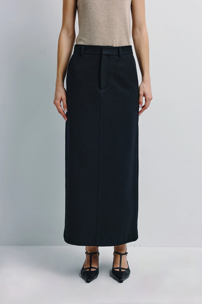 Camberly midi skirt in black wool-cashmere blend, flap pockets, hook-and-eye closure, elegant and structured.