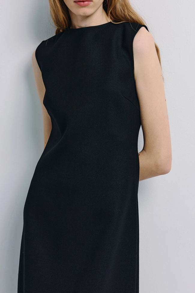 Roze A-line black midi dress. Sleeveless, boatneck. Structured, refined style.