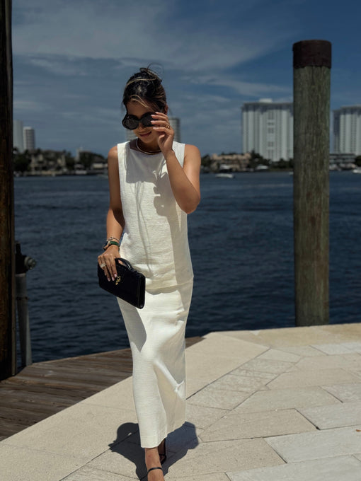 Why Charcoal Gray Looks More Textured Than Pure Black