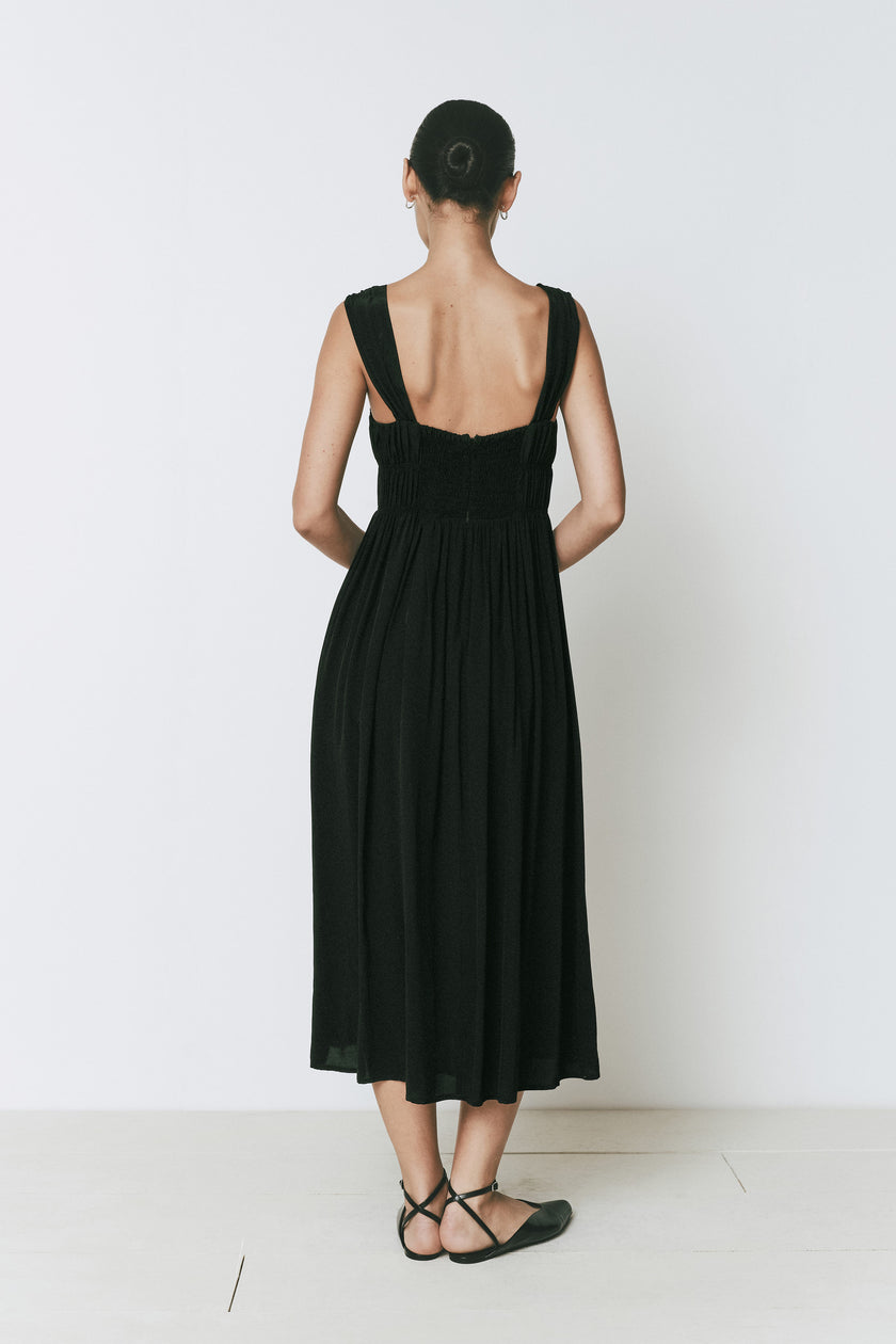Rue Sophie Coucou Dress in black. Midi A-line dress with sweetheart neckline and wide straps. Black dress.