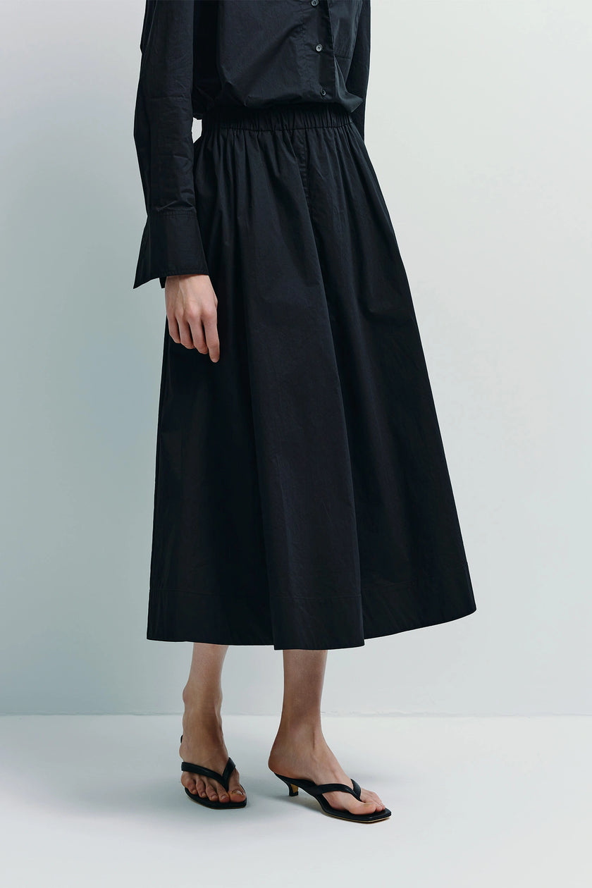 Andra Poplin Midi Skirt in Black, elastic waist, flowy silhouette.