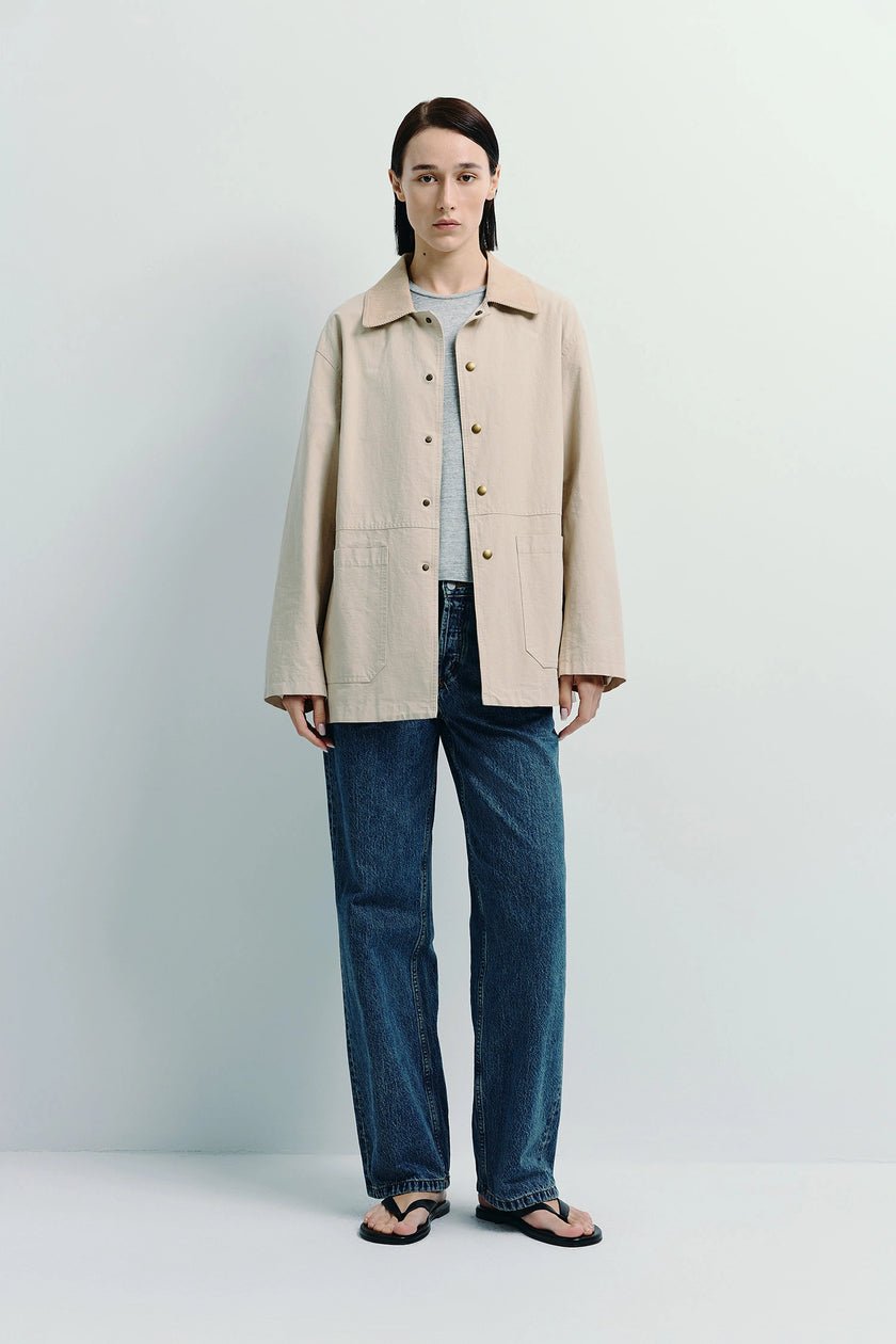 Nat Field Jacket in beige, relaxed fit, worn with jeans and sandals, perfect for fall and winter.