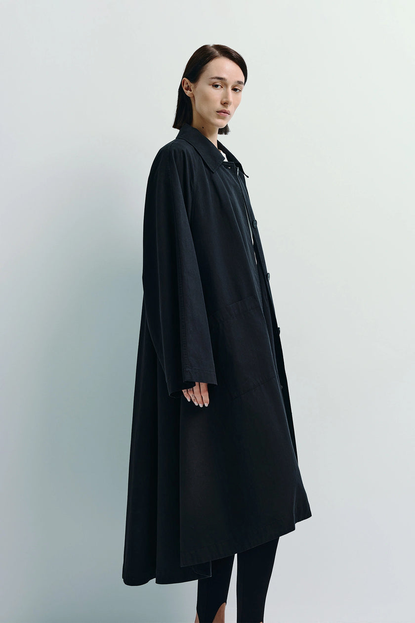 Nesson Voluminous Coat in black, lyocell and cotton blend, voluminous silhouette, effortless movement.
