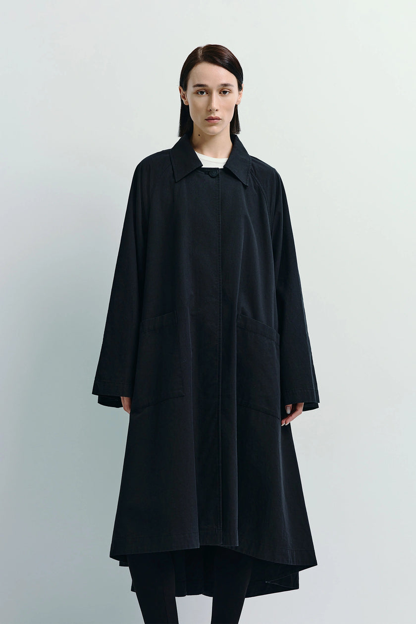 Nesson Voluminous Coat in black lyocell blend, voluminous silhouette, a perfect balance of structure and ease