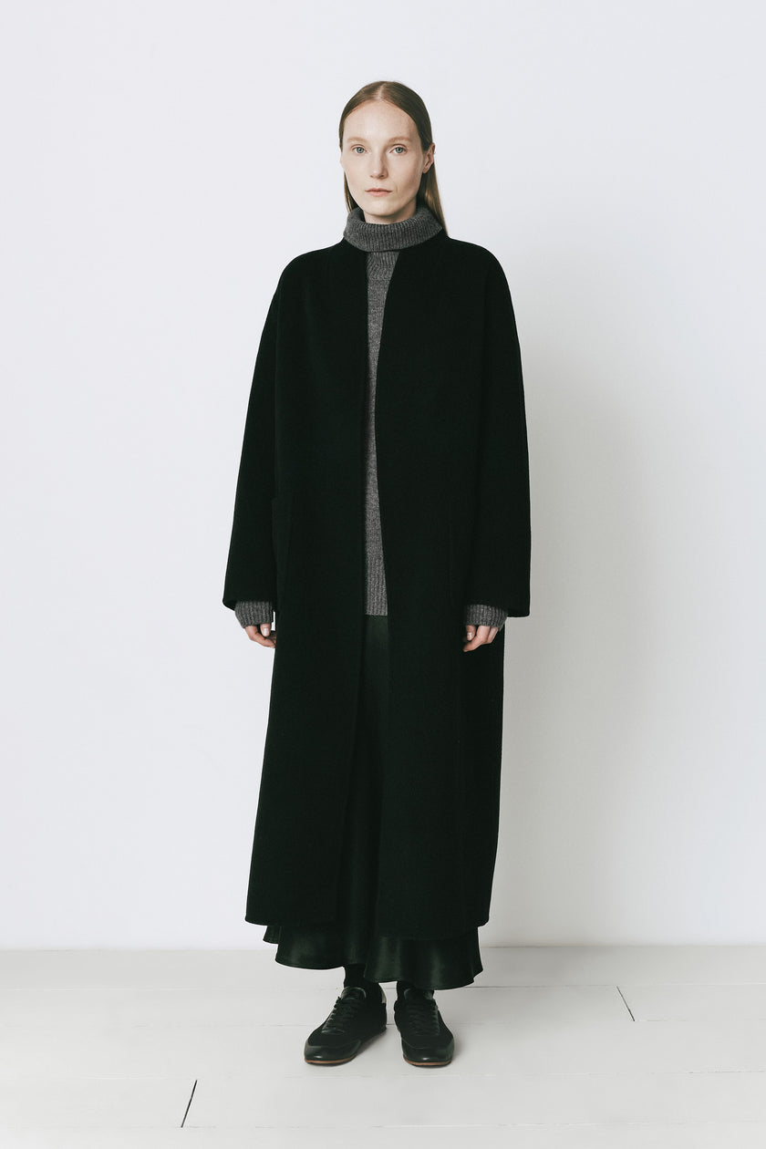 Black Châtillon coat, oversized fit, showcasing a minimalist style and wool-cashmere material for fall.
