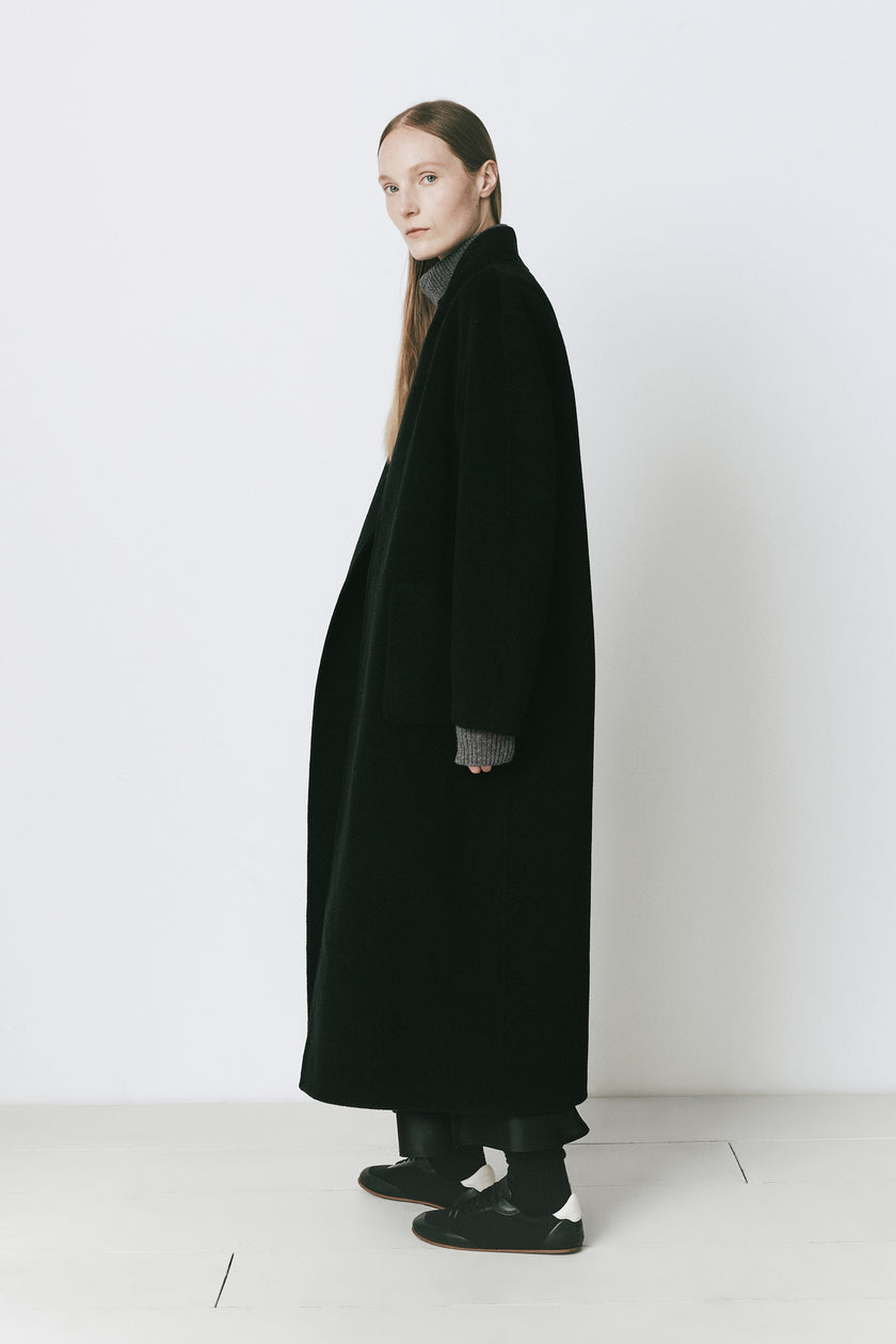 Ruesophie Châtillon Belted Coat. Black wool-cashmere oversized coat, ideal for fall and winter outerwear.