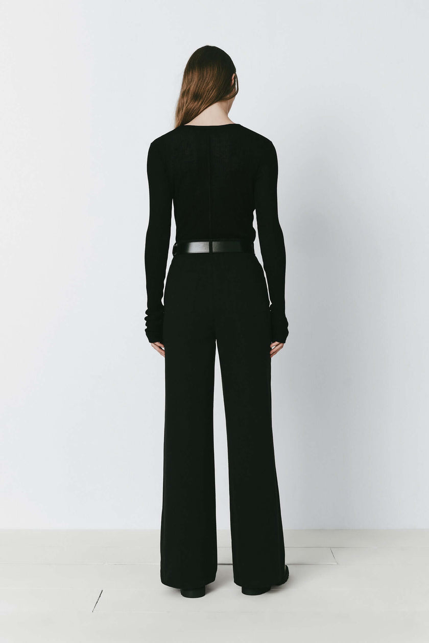 Black Galerie wide-leg pants outfit with belt. Ideal for a polished look and comfort.