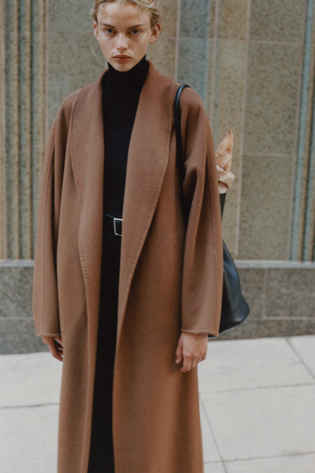 Tobacco wool-cashmere Manteaux Robe Coat, oversized fit, black turtleneck, belt and bag.