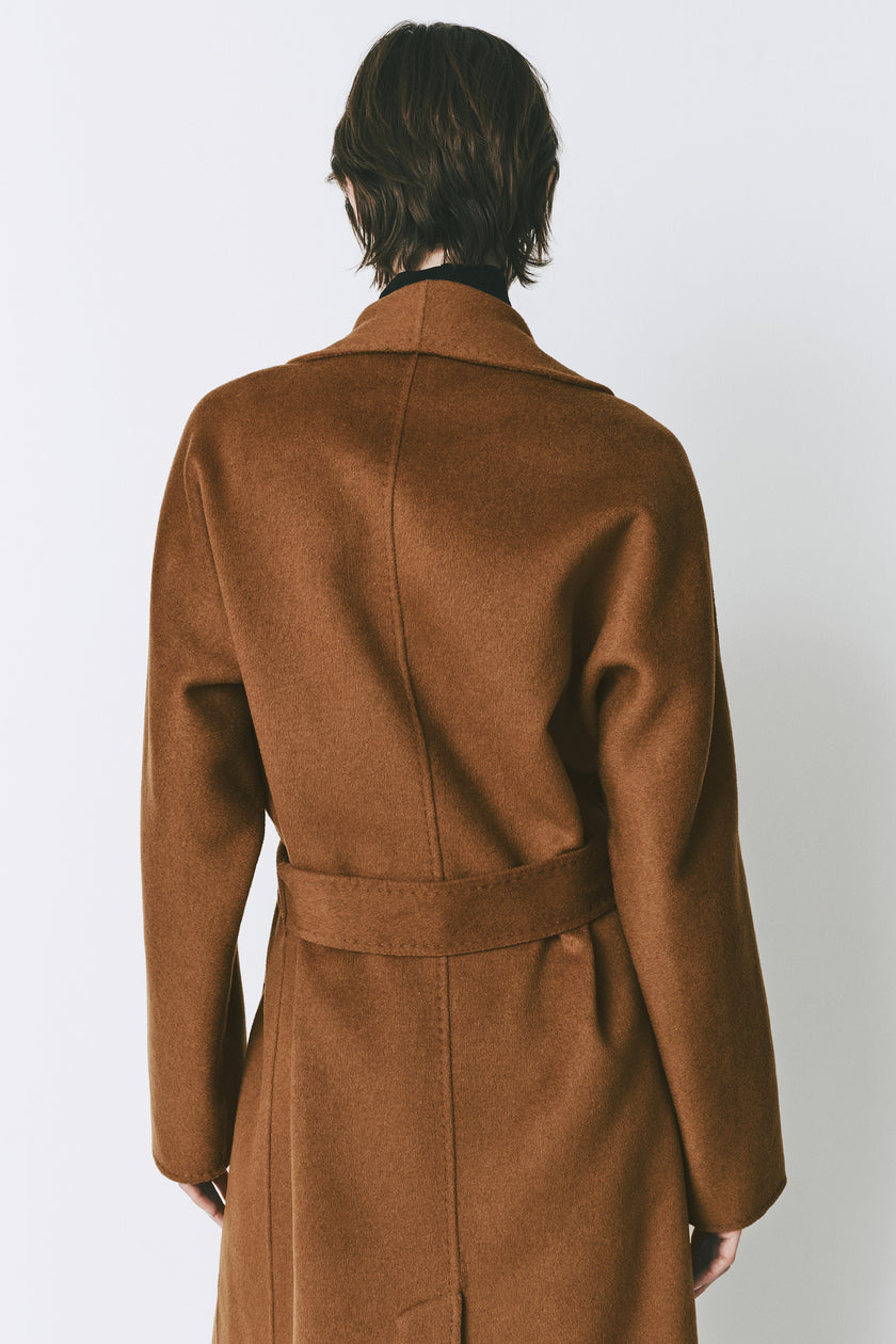 Rue Sophie Manteaux Robe Coat in tobacco wool-cashmere blend, mid-length, with belt detail. An ideal layering piece.