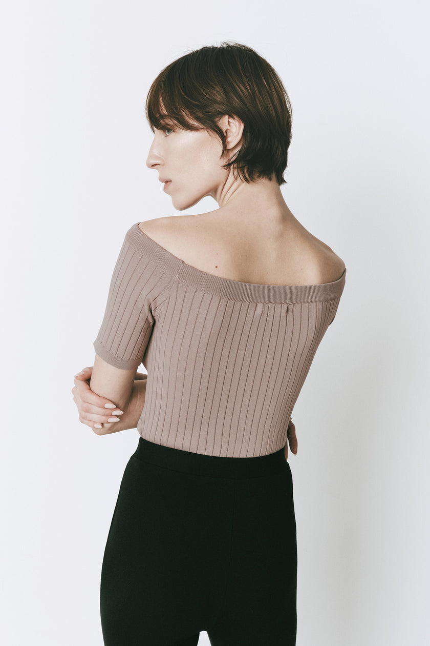 Ruesophie Maur Off Shoulder Top: Wheat off-shoulder top and black pants, minimalist outfit