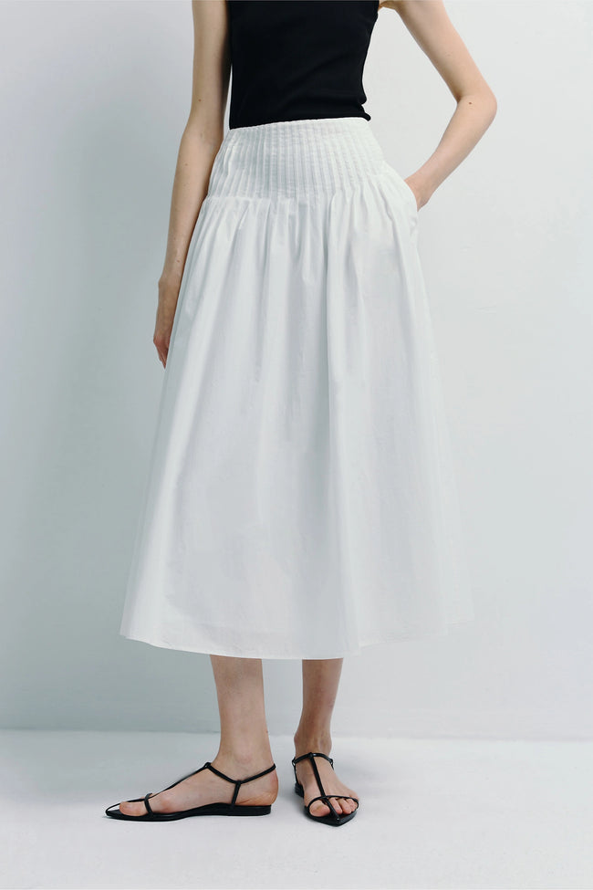 Rue Sophie Piquenique Pintuck Skirt - White cotton A-line skirt with pintuck detail and black sandals