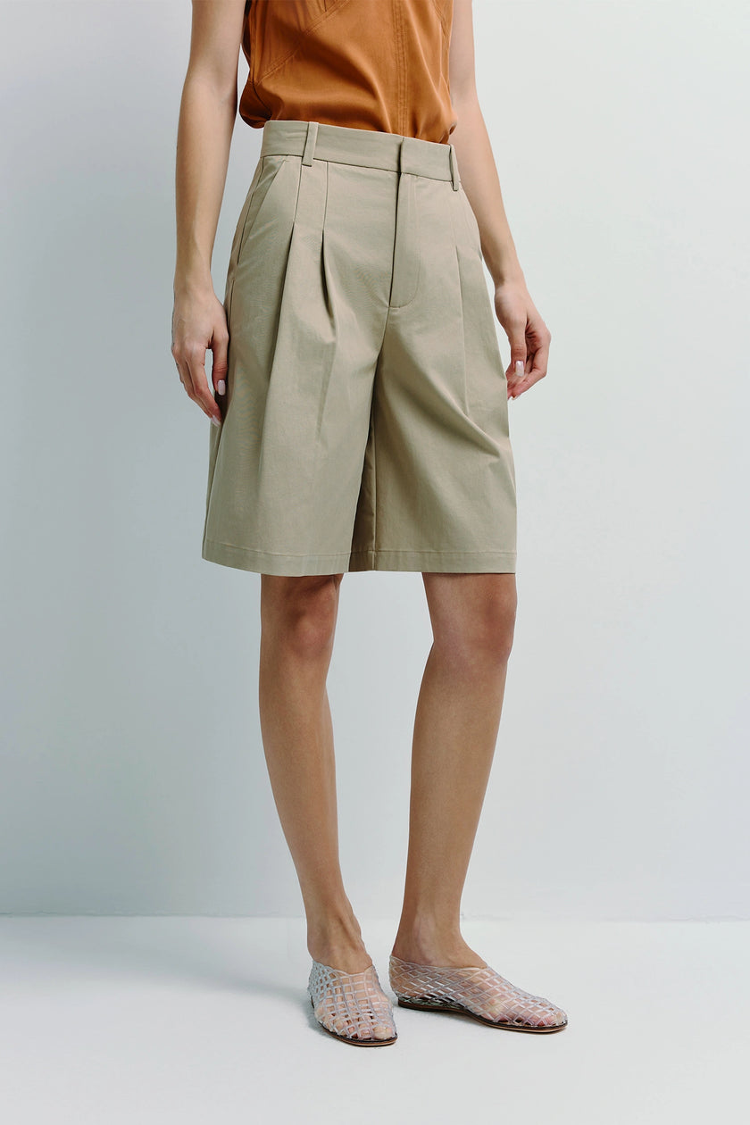 Mesure Pleated Bermuda Short in beige technical cotton-nylon blend, featuring double pleats