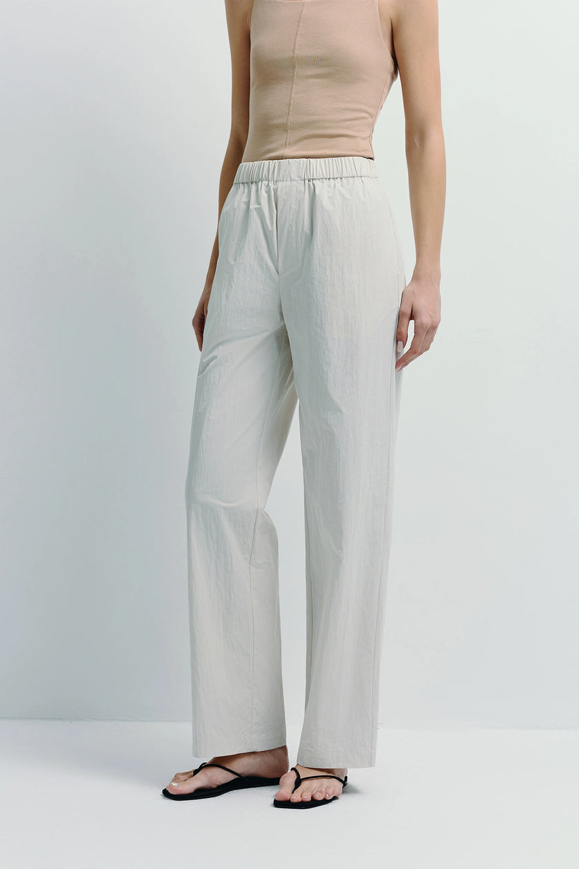 Lecture Crinkled Cotton Pant in light grey, elastic waistband, modern essential, relaxed fit, cotton-nylon blend