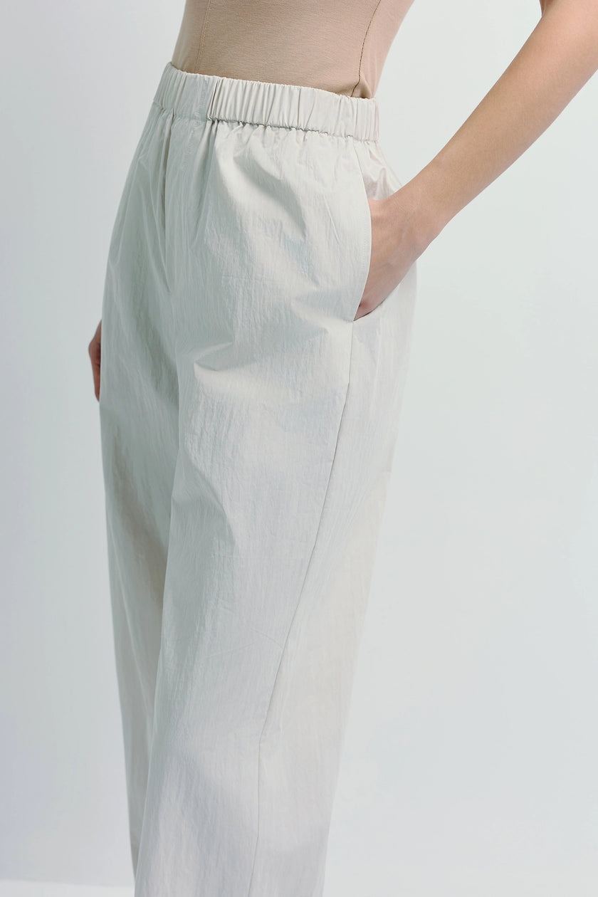 Light grey Lecture Crinkled Cotton Pant with elastic waistband and relaxed fit, cotton-nylon blend, modern essential