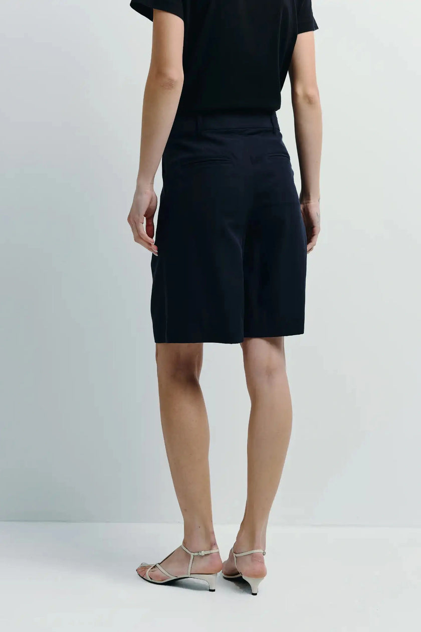 Navy high-rise Bermuda shorts in lyocell and linen, minimalist design
