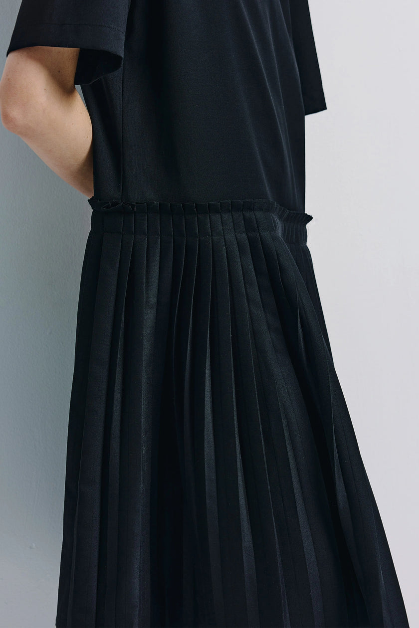 Lohan Pleated Skirt Dress in black, wool-blend with shift silhouette and pleated skirt