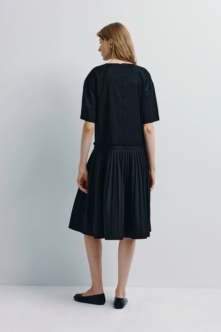 Lohan Pleated Skirt Dress in black, wool-blend, pleated skirt and shift silhouette, Rue Sophie