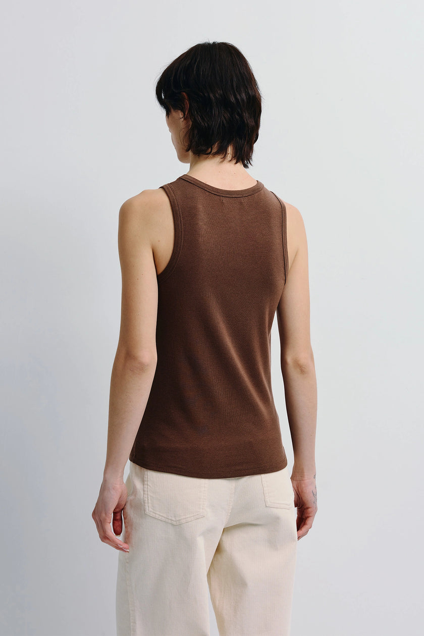 Ruesophie Béri High Neck Tank Top in brown, sleeveless, close fit, and minimalist style. Paired with corduroy pants.